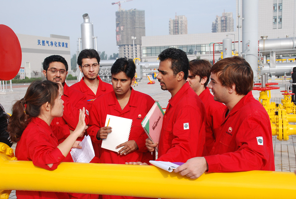 留學(xué)生赴實(shí)訓(xùn)基地學(xué)習(xí)采氣知識_副本.jpg