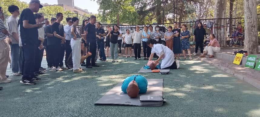 雁塔校區操場一角：直屬部門、離退休工會工作人員