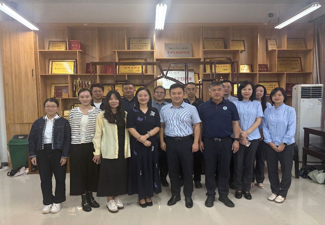 一群人站在室內合影AI 生成的內容可能不正確。