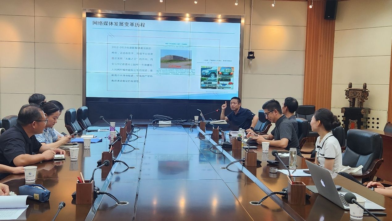 圖片包含 室內, 桌子, 男人, 柜臺AI 生成的內容可能不正確。