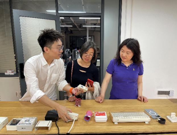 圖片包含 室內, 男人, 人, 窗戶描述已自動生成