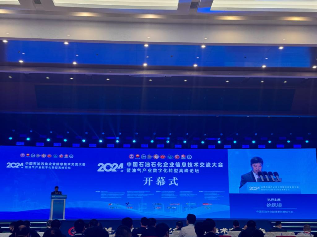 圖片包含 室內, 飛機場, 大, 藍色描述已自動生成