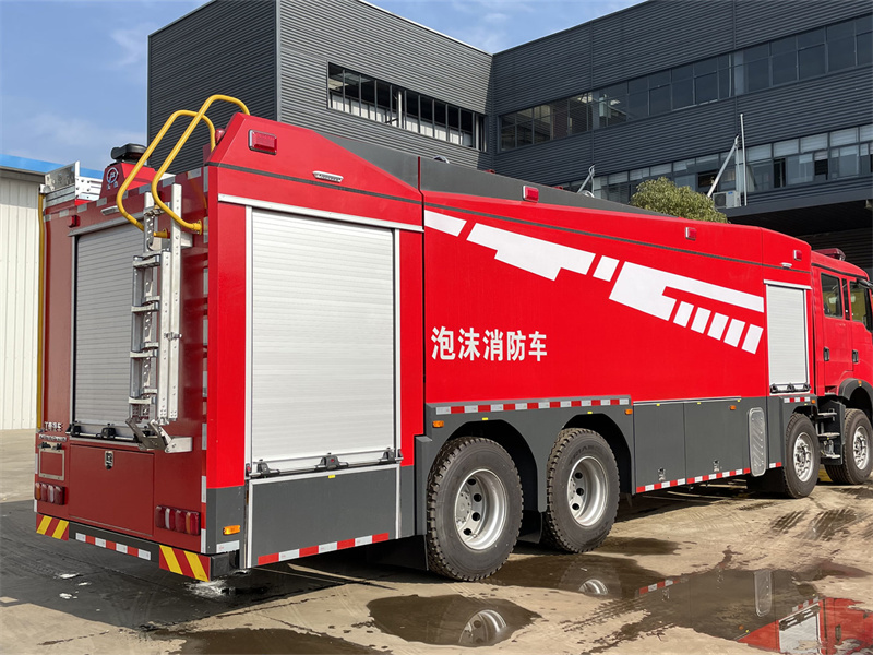 豪沃前四后八水罐消防車(18噸)圖片